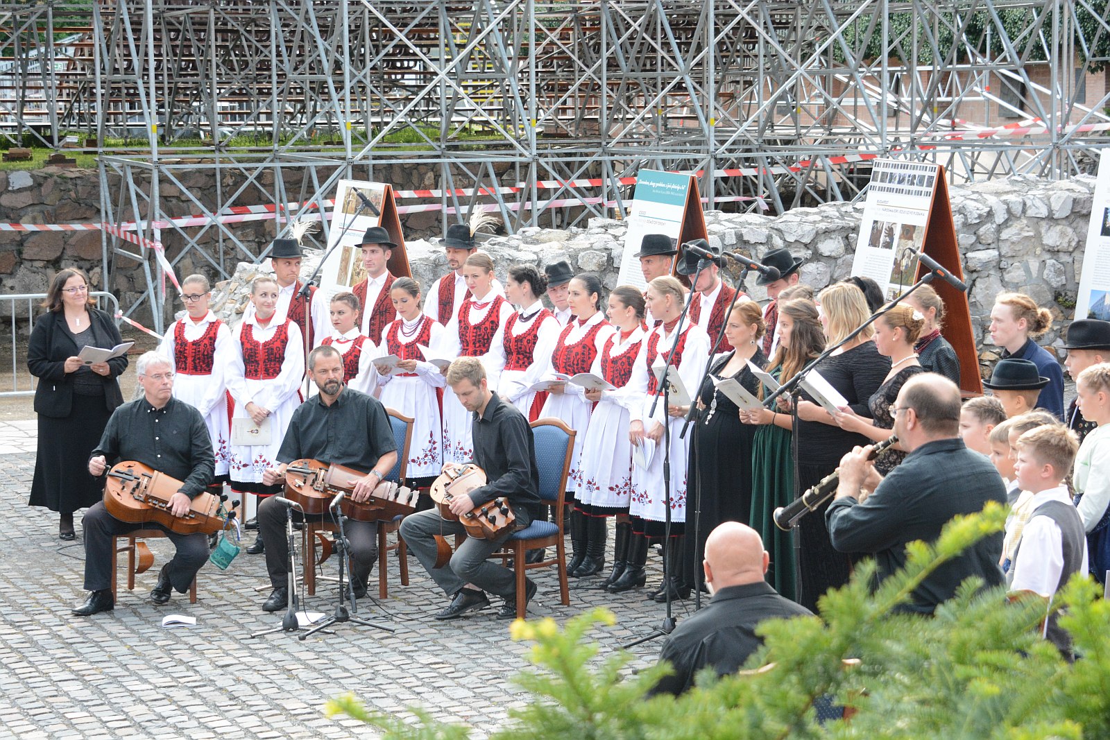 Megemlékezés a Nemzeti Emlékhelyen Szent István szarkofágjánál